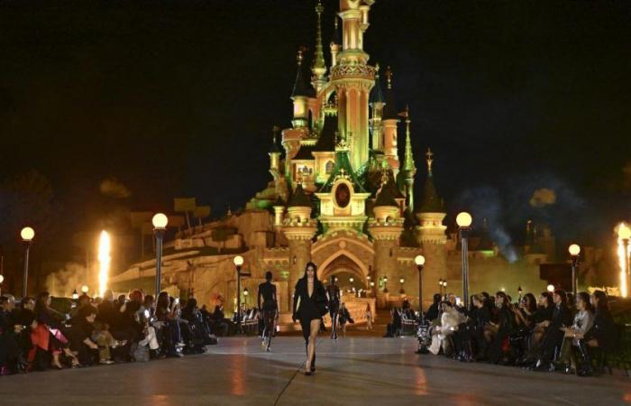 Coperni propone una sfilata magistrale a Disneyland Paris