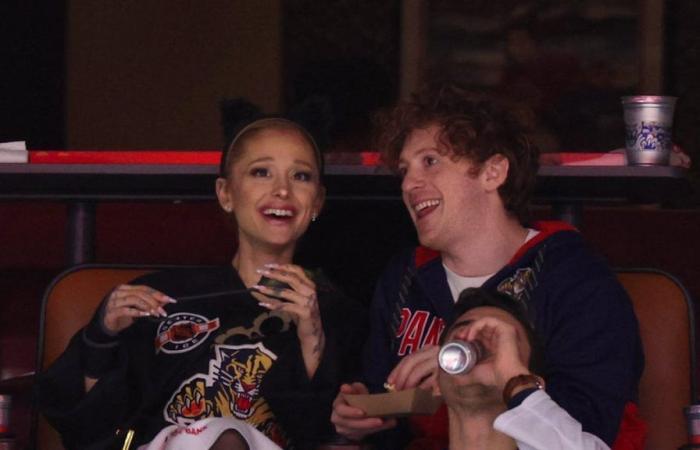 Ariana Grande difende la sua relazione con Ethan Slater