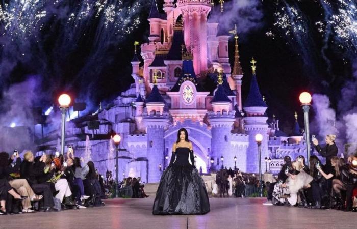 Alla sfilata Coperni a Disneyland, Kylie Jenner ha chiuso la sfilata