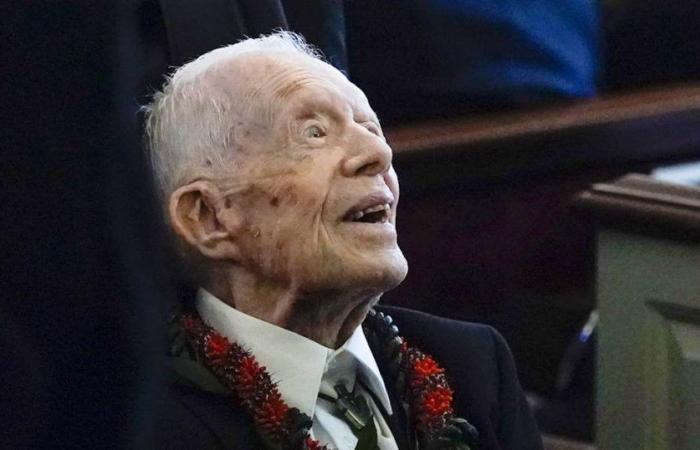 Jimmy Carter festeggia il suo centesimo compleanno con la famiglia, con pollo alla griglia