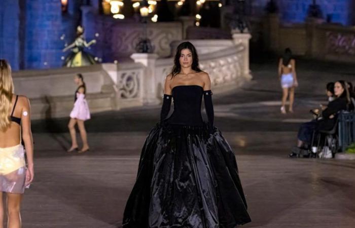 C’era una volta la principessa Kylie Jenner che chiudeva la sfilata Coperni a Disneyland