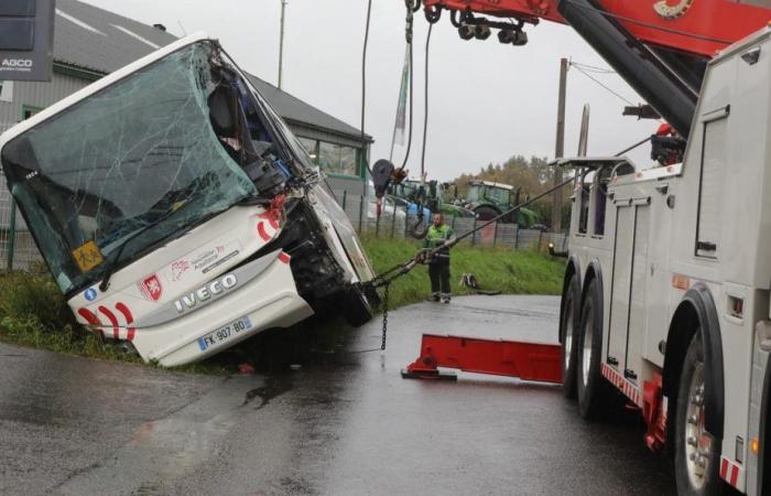 Incidente tra un autobus con adolescenti, un’auto e un mezzo pesante nelle Landes: evacuati cinque feriti