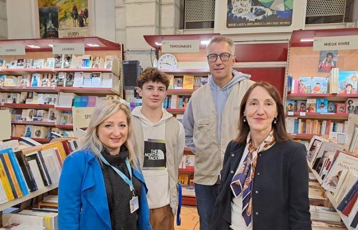 durante il pellegrinaggio del Rosario a Lourdes, c’è una corsa ai libri nella libreria del Santuario