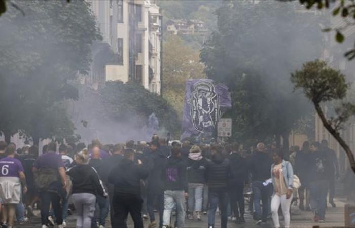 Momenti di tensione, razzi e petardi sul cammino dei tifosi dell’Anderlecht verso la Reale Arena