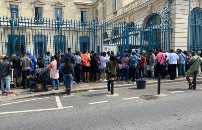 “Ho visto 300 persone raccolte sul marciapiede”, nella sottoprefettura di Saint-Denis, l’accoglienza degli stranieri considerati indegni