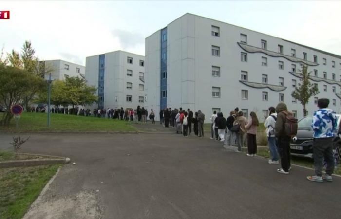 immagini edificanti di studenti girondini in fila per tre ore per poter mangiare