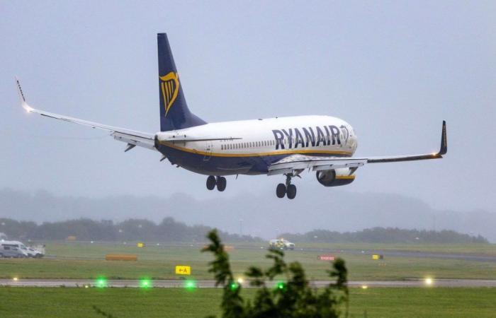 Boeing Ryanair prende fuoco durante il decollo, passeggeri evacuati d’urgenza