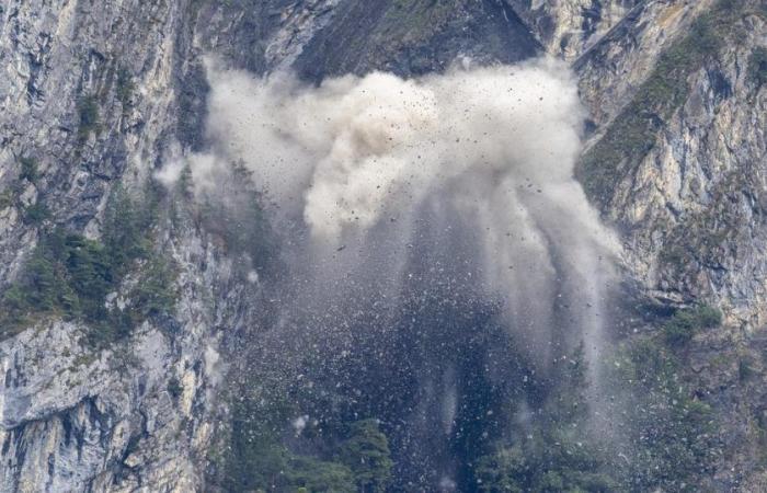 Rocce instabili fatte saltare con la dinamite sopra una galleria stradale uraniana – rts.ch