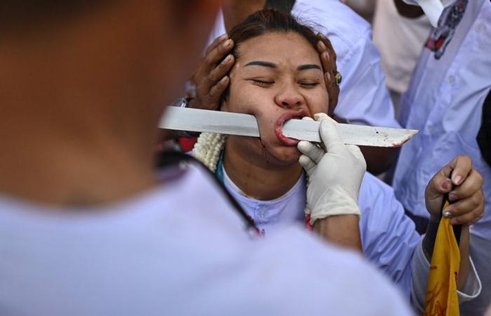 Tailandia | Piercing estremo al Festival Vegetariano di Phuket