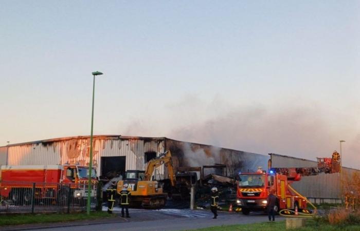 Il magazzino di Malplanche a Sartilly-Baie-Bocage devastato da un incendio la notte scorsa