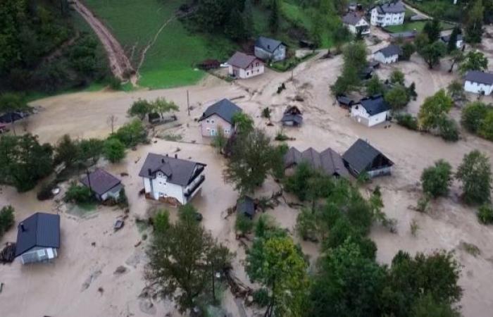 14 morti e villaggi tagliati fuori dal mondo: imponenti alluvioni colpiscono la Bosnia