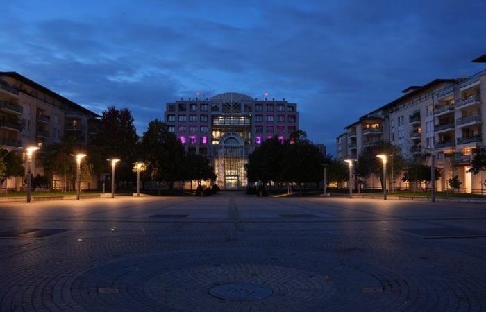 Colomiers. Perché di notte il municipio si illumina di rosa?