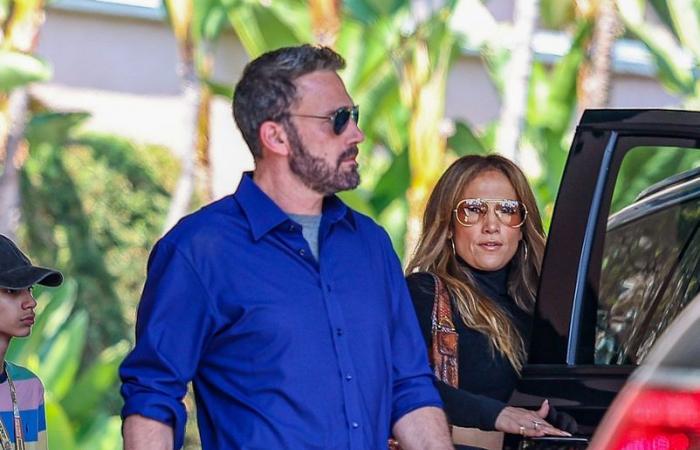 Ben Affleck riappare con i capelli più scuri e in buona compagnia mentre si gode una giornata di sole a Santa Monica