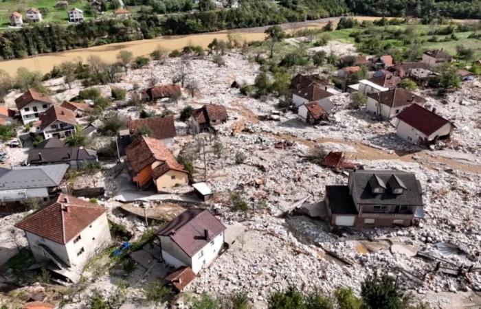 14 morti e villaggi tagliati fuori dal mondo: imponenti alluvioni colpiscono la Bosnia