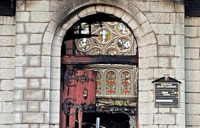 Rovine e tristezza sulla soglia della chiesa Notre-Dame-des-Sept-Allégresses