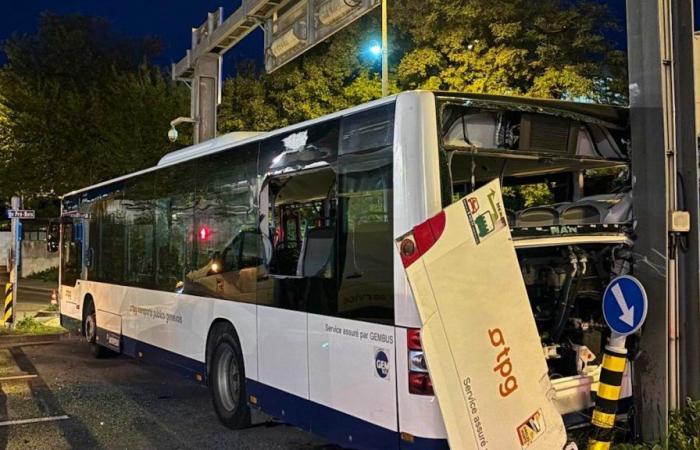 Un autobus senza conducente si schianta contro un traliccio a Ginevra