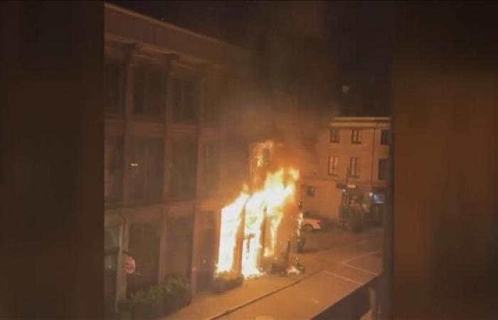 Il grande incendio che ha devastato un edificio nella Vecchia Montreal ha provocato la morte di due persone