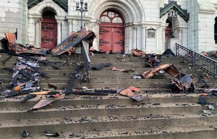 Rovine e tristezza sulla soglia della chiesa Notre-Dame-des-Sept-Allégresses