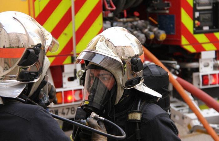 un incendio distrugge un edificio e minaccia di propagarsi a un’abitazione