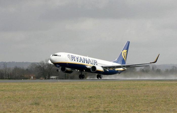 Aereo Ryanair prende fuoco durante il decollo in Italia