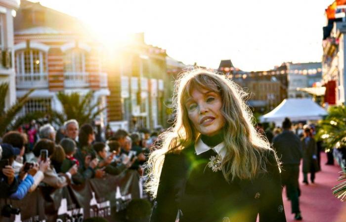 Arielle Dombasle e la sua giuria hanno sfilato sul tappeto rosso a Dinard