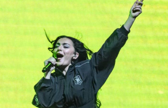 Charli XCX estende la “brat summer” con featuring di alto profilo