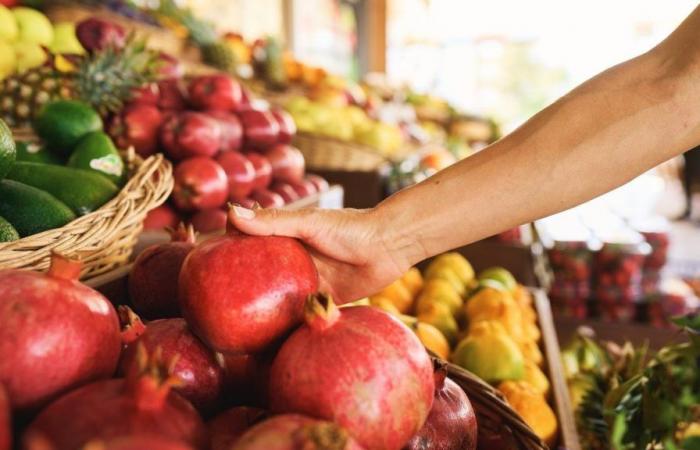 Questa donna va a fare la spesa nel supermercato più caro del mondo e rimane sbalordita dal prezzo sbalorditivo della frutta