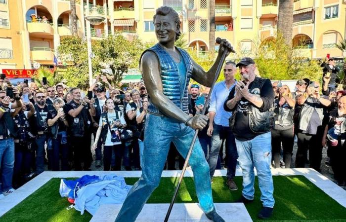 non toccare il volto della statua di Johnny Hallyday recentemente inaugurata