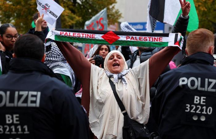 Un anno dopo il 7 ottobre, migliaia di manifestanti sostengono Gaza