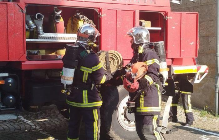 Un incendio devasta parte di una scuola a Brives-Charensac