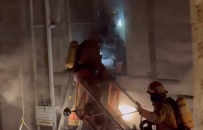 [VIDÉO] Incendio nella Vecchia Montreal: un uomo privo di sensi salvato all’ultimo minuto dai vigili del fuoco