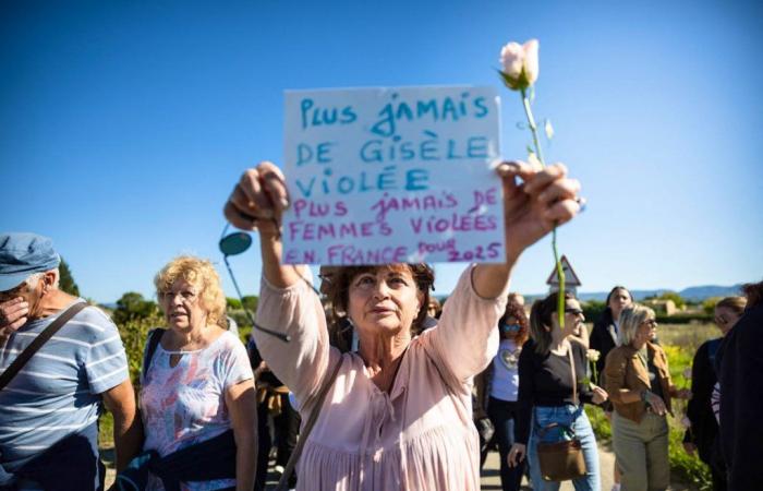 Le voci delle donne vengono liberate durante una marcia dei bianchi a Mazan