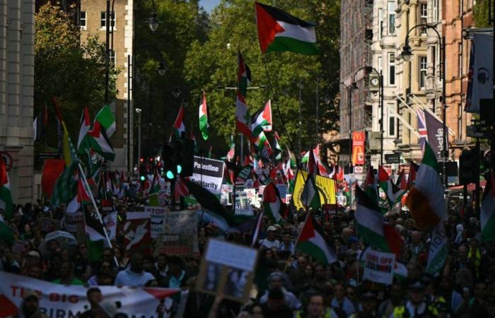 Migliaia di persone marciano a Londra a sostegno di Gaza