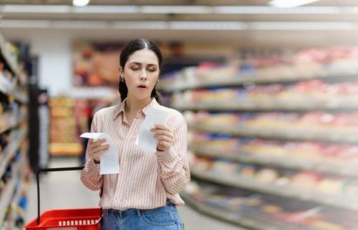 Questa donna va a fare la spesa nel supermercato più caro del mondo e rimane sbalordita dal prezzo sbalorditivo della frutta