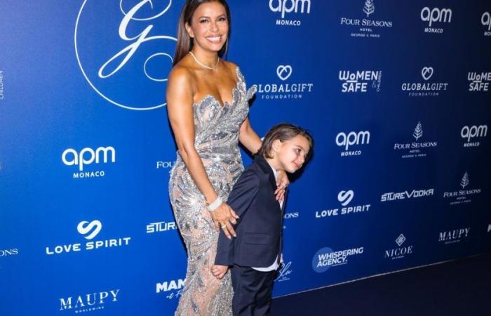 In abito chic, Santiago, 6 anni, appare al braccio di sua madre Eva Longoria durante un gala a Parigi