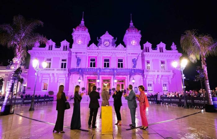 La principessa Charlene illumina di rosa la piazza del casinò