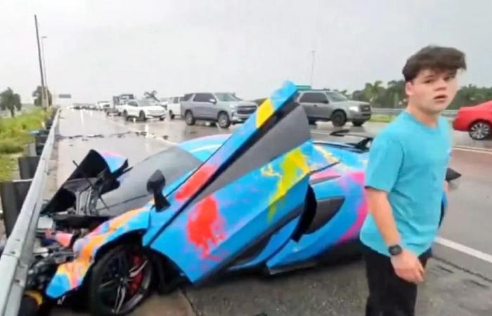 L’influencer Jack Doherty si schianta contro un guardrail durante lo streaming con la McLaren