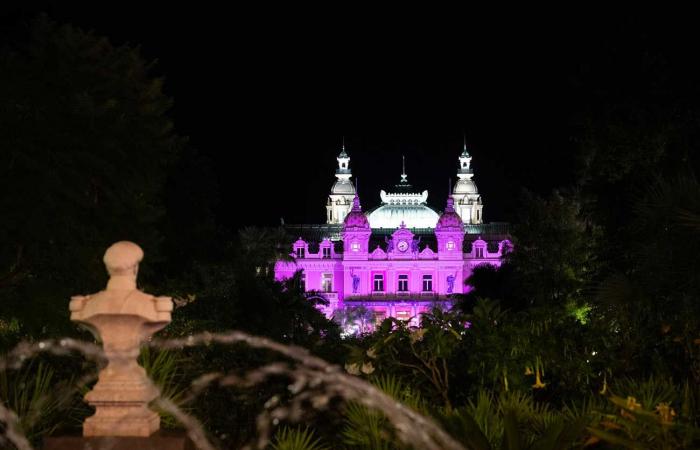 La principessa Charlene illumina di rosa la piazza del casinò