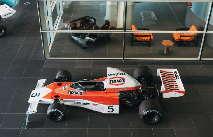 La McLaren fa salire di giri la sua vettura di F1 del 1974 per celebrare il suo primo titolo mondiale