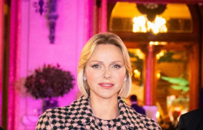 La principessa Charlene illumina di rosa la piazza del casinò