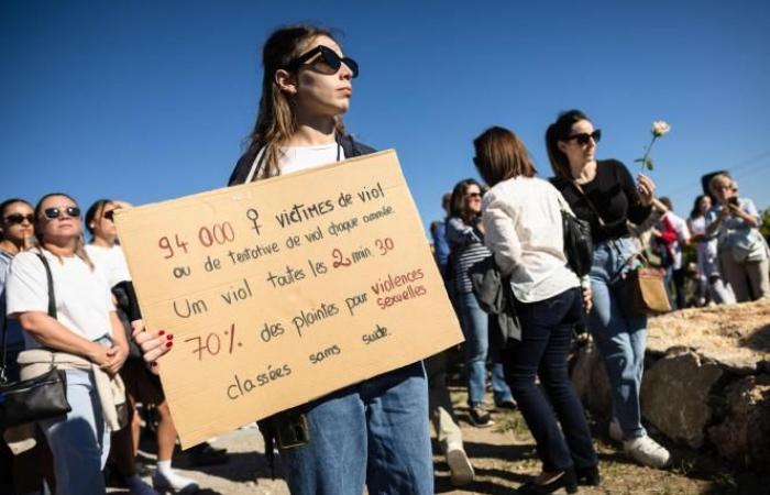 A Mazan, le vittime della violenza marciano in sostegno di Gisèle Pélicot (foto e video)