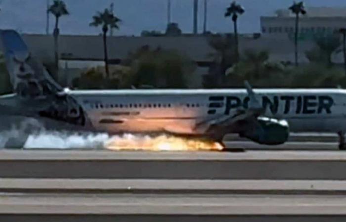 IN VIDEO | Un aereo in fiamme durante l’atterraggio