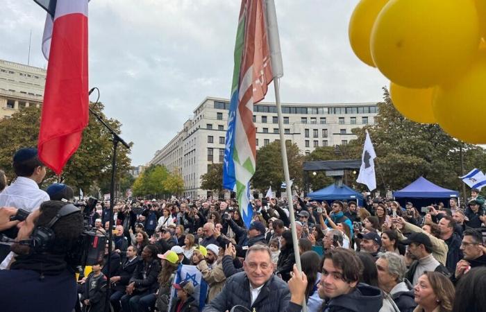 Migliaia di persone a Parigi per sostenere Israele e le vittime del 7 ottobre