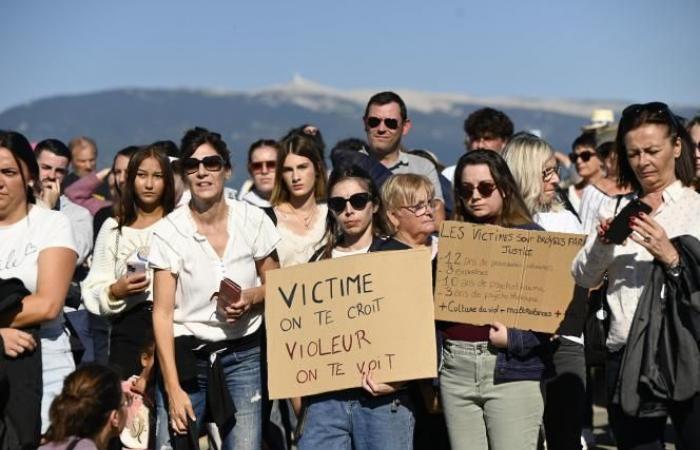 A Mazan, le vittime della violenza marciano in sostegno di Gisèle Pélicot (foto e video)