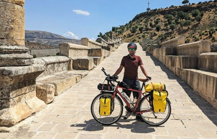 Nato a Morlaix, Fabien Saint-Jalmes ha viaggiato intorno al mondo pedalando per 45.000 km attraversando 42 paesi