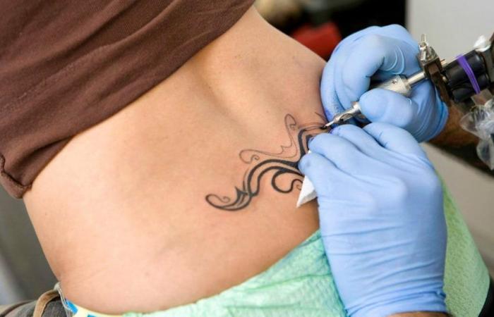 Tendenza: Ritorno del tribale sulla parte bassa della schiena: la Generazione Z finirà per rimpiangere i propri tatuaggi?