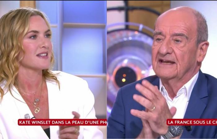 Atmosfera in C à vous… Kate Winslet riformula Pierre Lescure