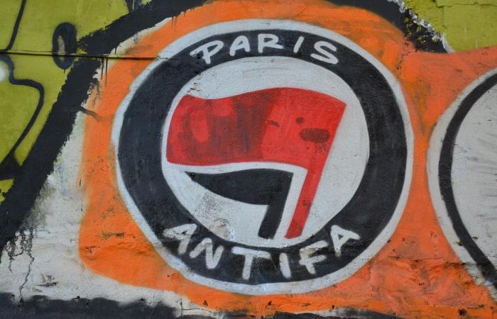 Parigi: 64 attivisti antifascisti arrestati durante una firma del libro “Transmania”