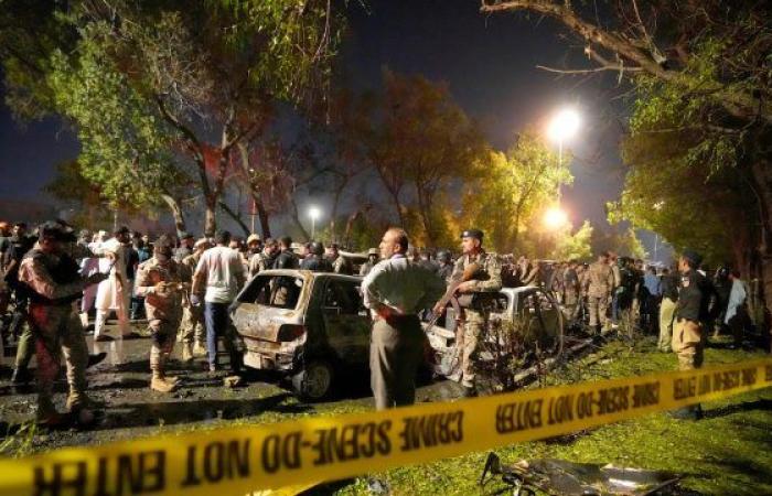 Una grande esplosione fuori dall’aeroporto pakistano di Karachi uccide 2 persone e ne ferisce almeno 8