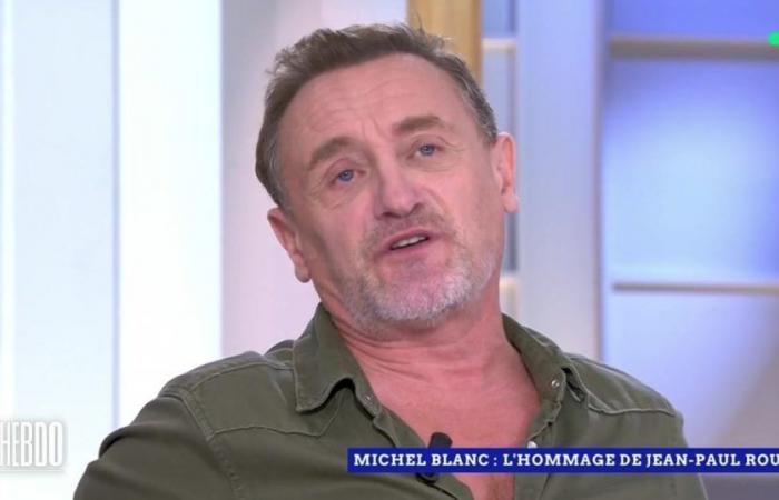 “Mi sembra strano!” : Jean-Paul Rouve sopraffatto dall’emozione rende omaggio a Michel Blanc in “C l’hebdo” su France 5